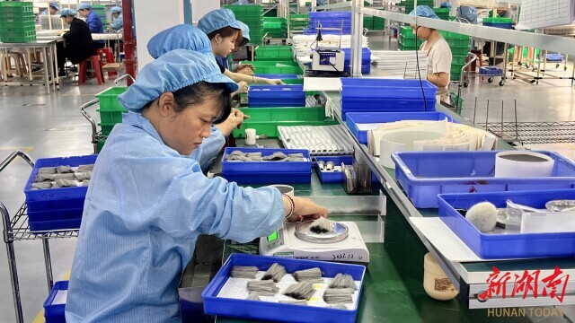 一企业用小小化妆刷“破圈” 湖南日报pg电子模拟器电脑版从沿海到内陆炎陵(图4)