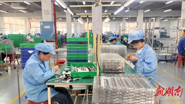 一企业用小小化妆刷“破圈” 湖南日报pg电子模拟器电脑版从沿