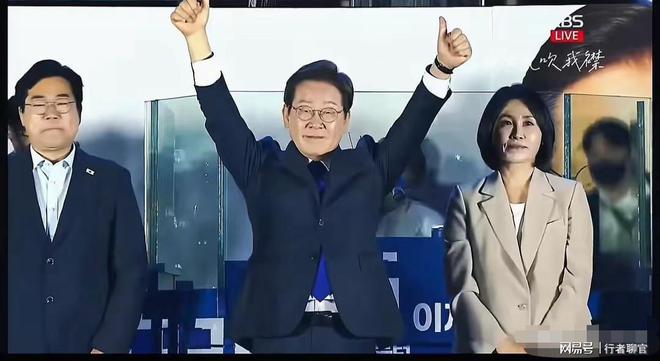 两个帅气儿子老婆金惠景漂亮比金建希美pg电子娱乐平台李在明全家福曝光有(图2)