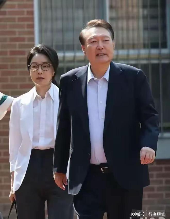 两个帅气儿子老婆金惠景漂亮比金建希美pg电子娱乐平台李在明全家福曝光有(图5)