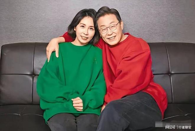 两个帅气儿子老婆金惠景漂亮比金建希美pg电子娱乐平台李在明全家福曝光有(图3)