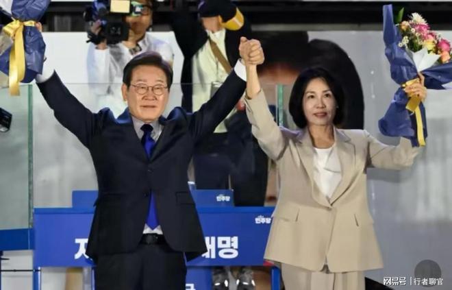 两个帅气儿子老婆金惠景漂亮比金建希美pg电子娱乐平台李在明全家福曝光有(图4)