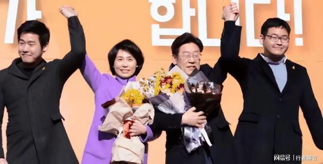 两个帅气儿子老婆金惠景漂亮比金建希美pg电子娱乐平台李在明全家福曝光有(图7)