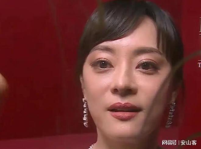 签吓坏杨幂不敢露脸只有赵今麦扛住了！pg电子模拟器免费试玩芭莎之夜被镜头(图6)